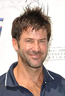 How tall is Joe Flanigan?